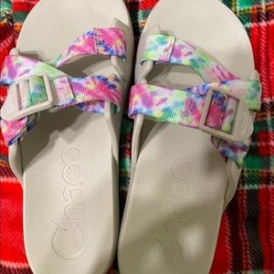Chaco tie dye chillo slides